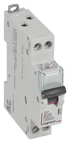 Legrand B25 odklopnik, pogled s strani, prikazuje tehnične specifikacije na ohišju, primeren za električne instalacije.