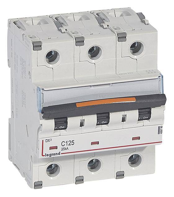 'Slika trivrstnega zaščitnega stikala Legrand DX3 C125, 25kA. Uporabljeno v električnih napravah za varnost in zaščito pred preobremenitvijo.'