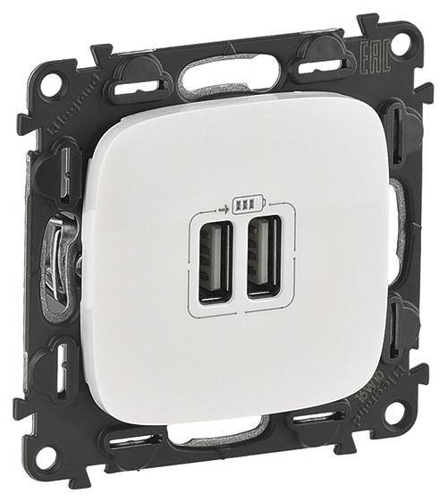 USB-polnilna vtičnica z dvema priključkoma, vgrajena v kvadratno stensko držalo, primerna za polnjenje elektronskih naprav.