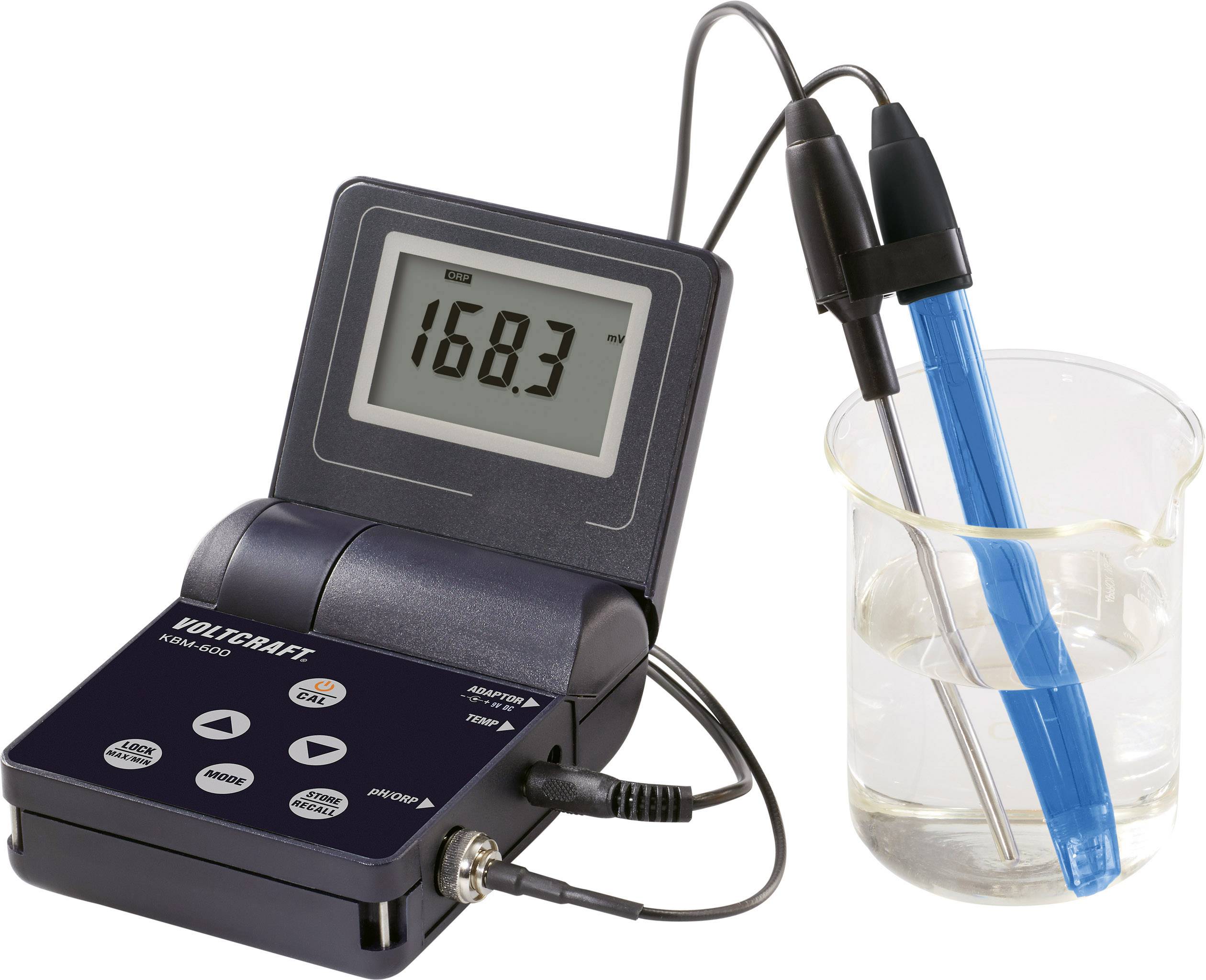 Digitalna pH-merilna naprava kaže vrednost 168,3. Elektroda je potopljena v čašo s prozorno tekočino.