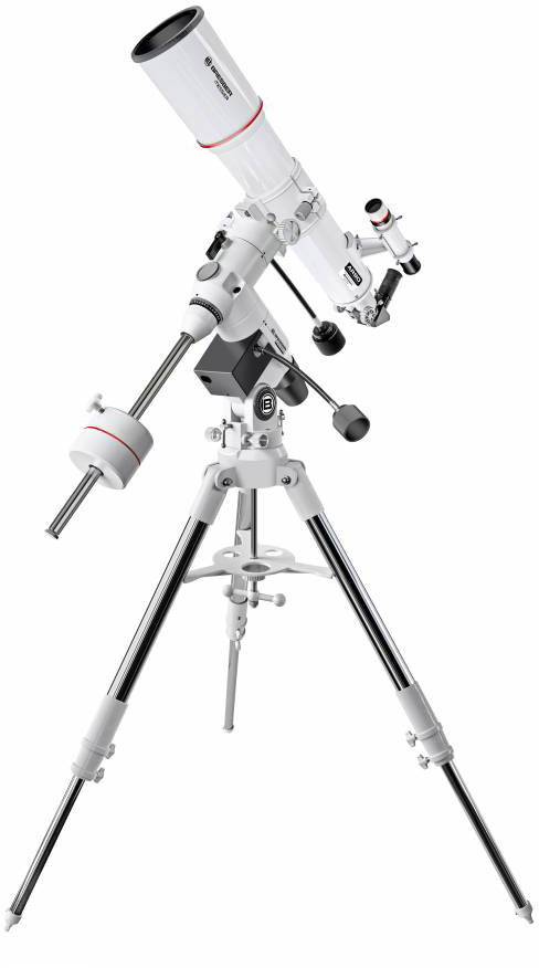Belo teleskop na stabilnem srebrnem stojalu z več nastavitvnimi kolesi, primeren za astronomska opazovanja.