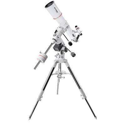 Belo teleskop na stabilnem srebrnem stojalu z več nastavitvnimi kolesi, primeren za astronomska opazovanja.