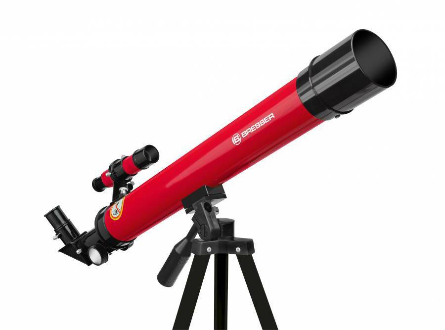 Rdeč teleskop na črnem stojalu, primeren za astronomska in terestrična opazovanja. Vsebuje iskalno daljnogled.