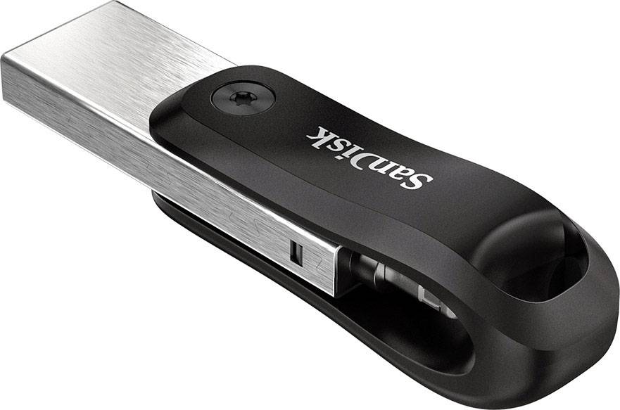 Črn USB ključek s srebrnim priključkom znamke SanDisk.