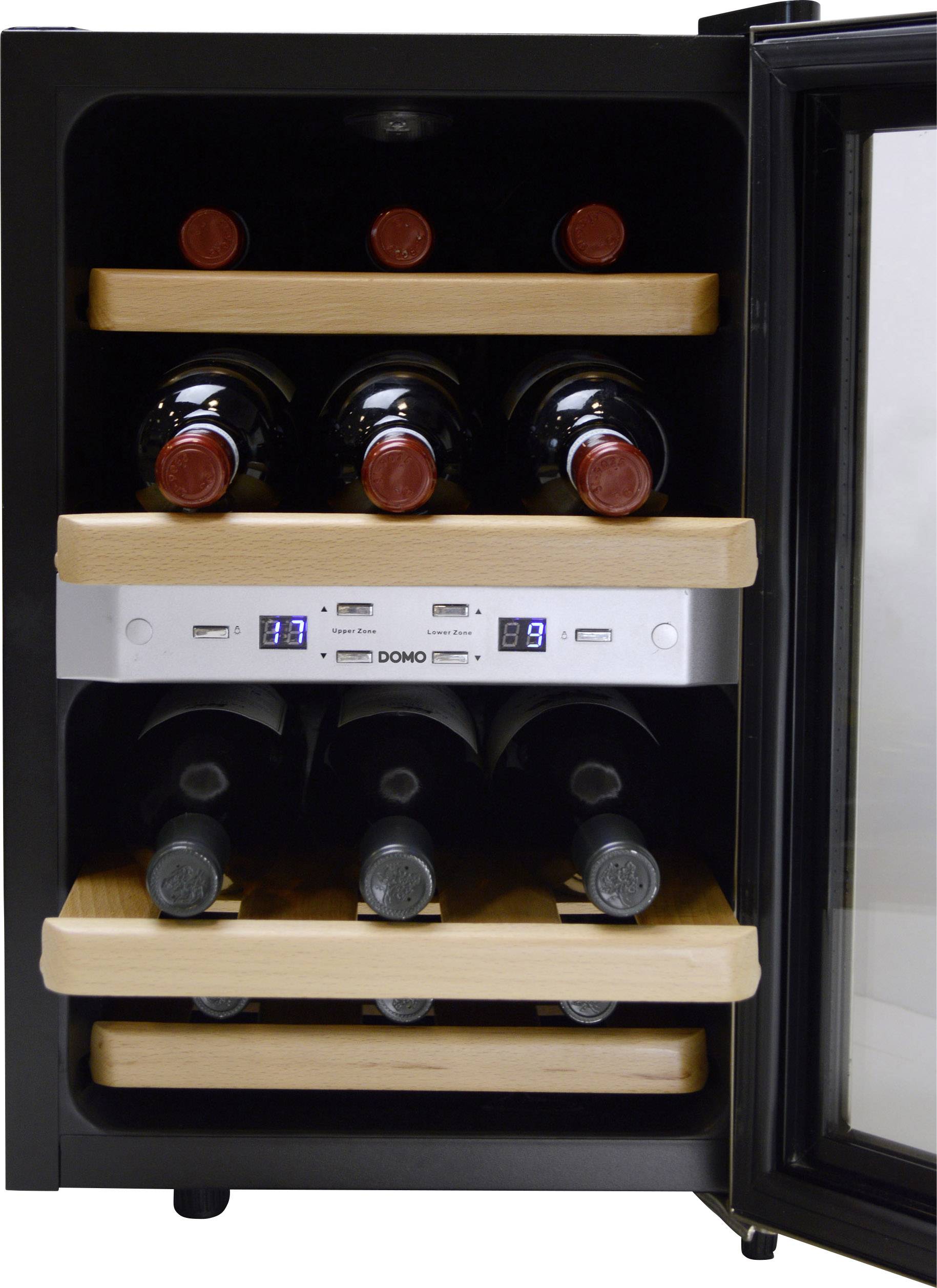 Hladilnik za vino z odprtimi vrati, kjer je šest steklenic razporejenih na lesenih policah. Digitalni prikazovalnik v sredini kaže temperaturo.