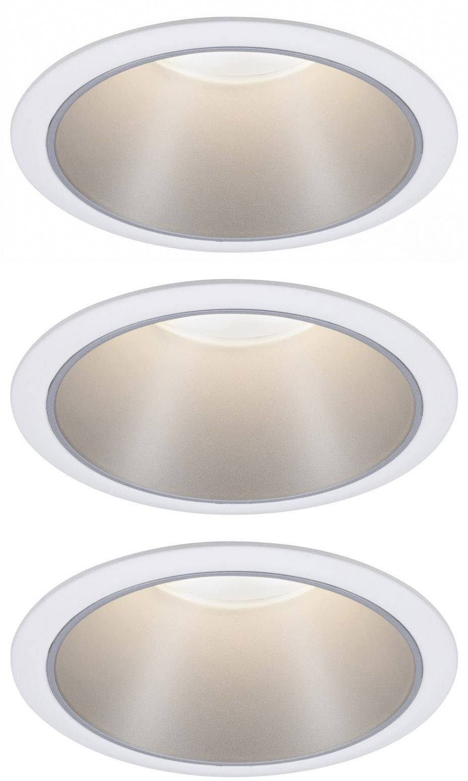 Slika treh modernih LED-reflektorjev, vgrajenih v strop, ki oddajajo toplo belo svetlobo.