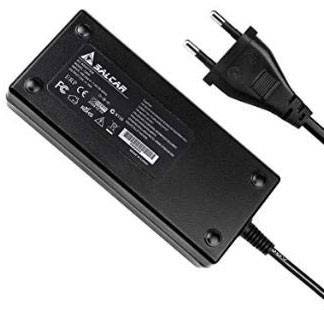 Črni napajalnik z odstranljivim vtičem in vidnimi specifikacijami na nalepki. Primeren za elektronske naprave.