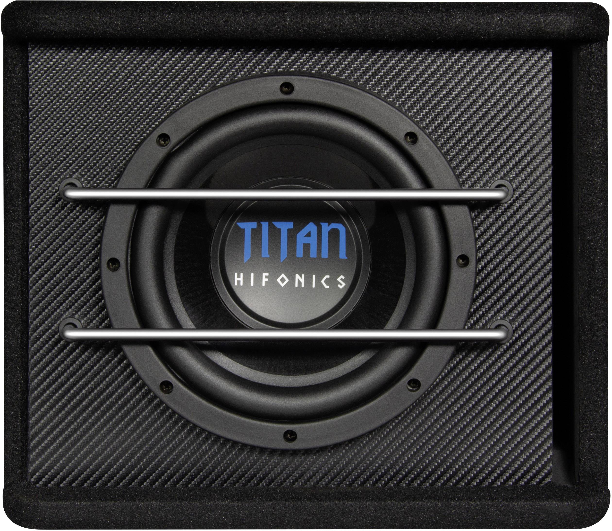 Črn subwoofer znamke Titan Hifonics s kovinskimi ojačitvami na sprednji strani, obdan s površino, podobno karbonskim vlaknom.
