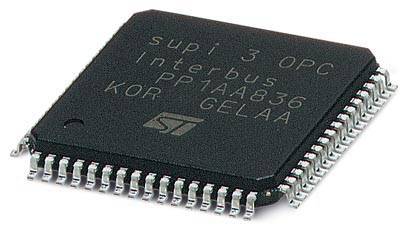 Črn mikroprocesor z napisom 'supi 3 OPC Interbus PP1AA836' in logotipom ST prikazuje primer elektronske komponente.