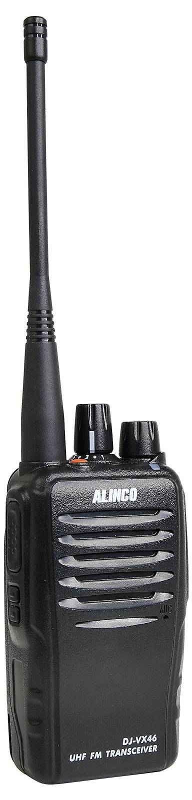 Črni ročni radijski oddajnik z anteno in kontrolnimi gumbi na zgornji strani, znamke 'Alinco', model 'DJ-VX46 UHF FM Transceiver'.