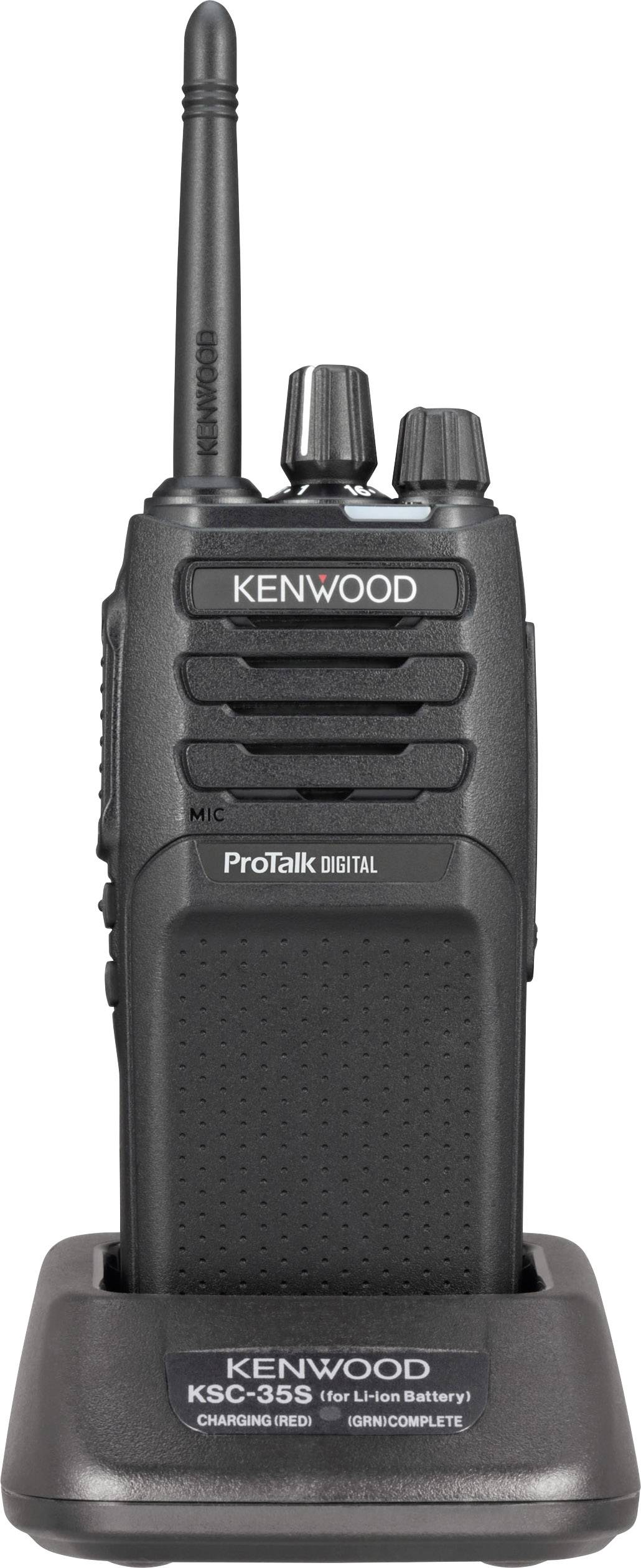 Črna digitalna radijska postaja Kenwood ProTalk stoji na polnilni postaji. Ima anteno in več gumbov za upravljanje.