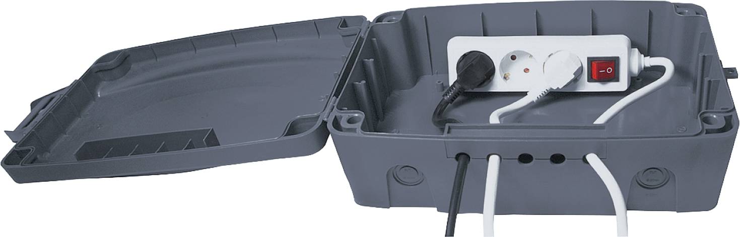 Siva, odprta plastična škatla z vgrajeno večtočkovno vtičnico. Dva vtaknjena kabla, stikalo na vtičnici.