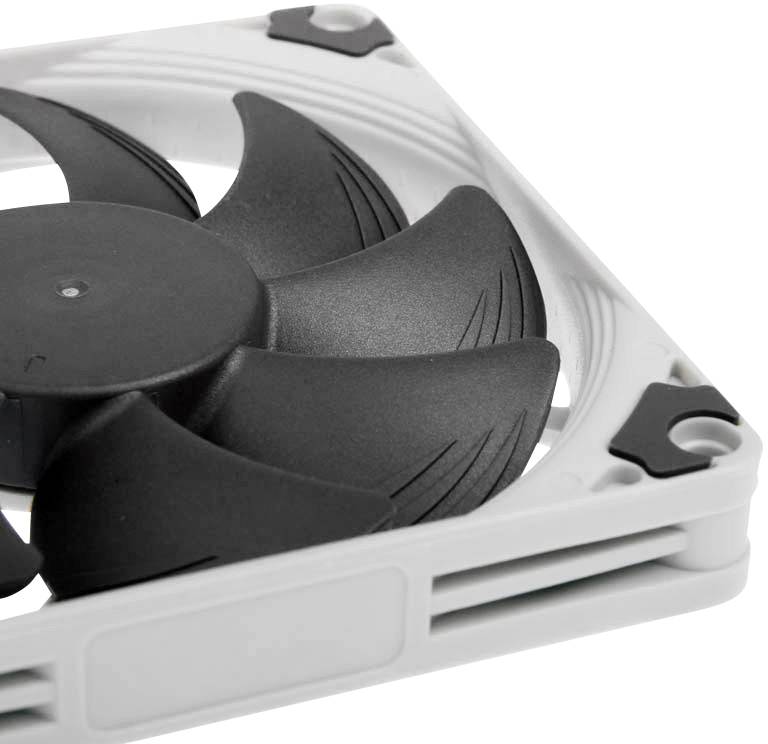 Črn ventilator s petimi krili v belem kvadratnem okvirju, ki se uporablja za hlajenje računalnikov ali elektronskih naprav.