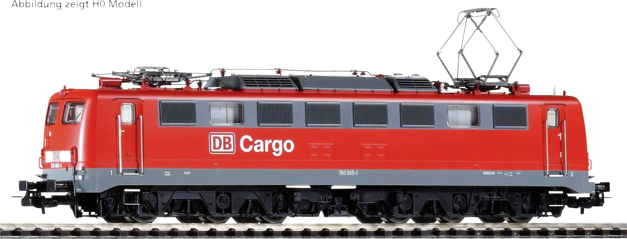 Rdeči model lokomotive DB Cargo iz serije 140 s stranskim pantografom na tirnicah, prikazan na belem ozadju.