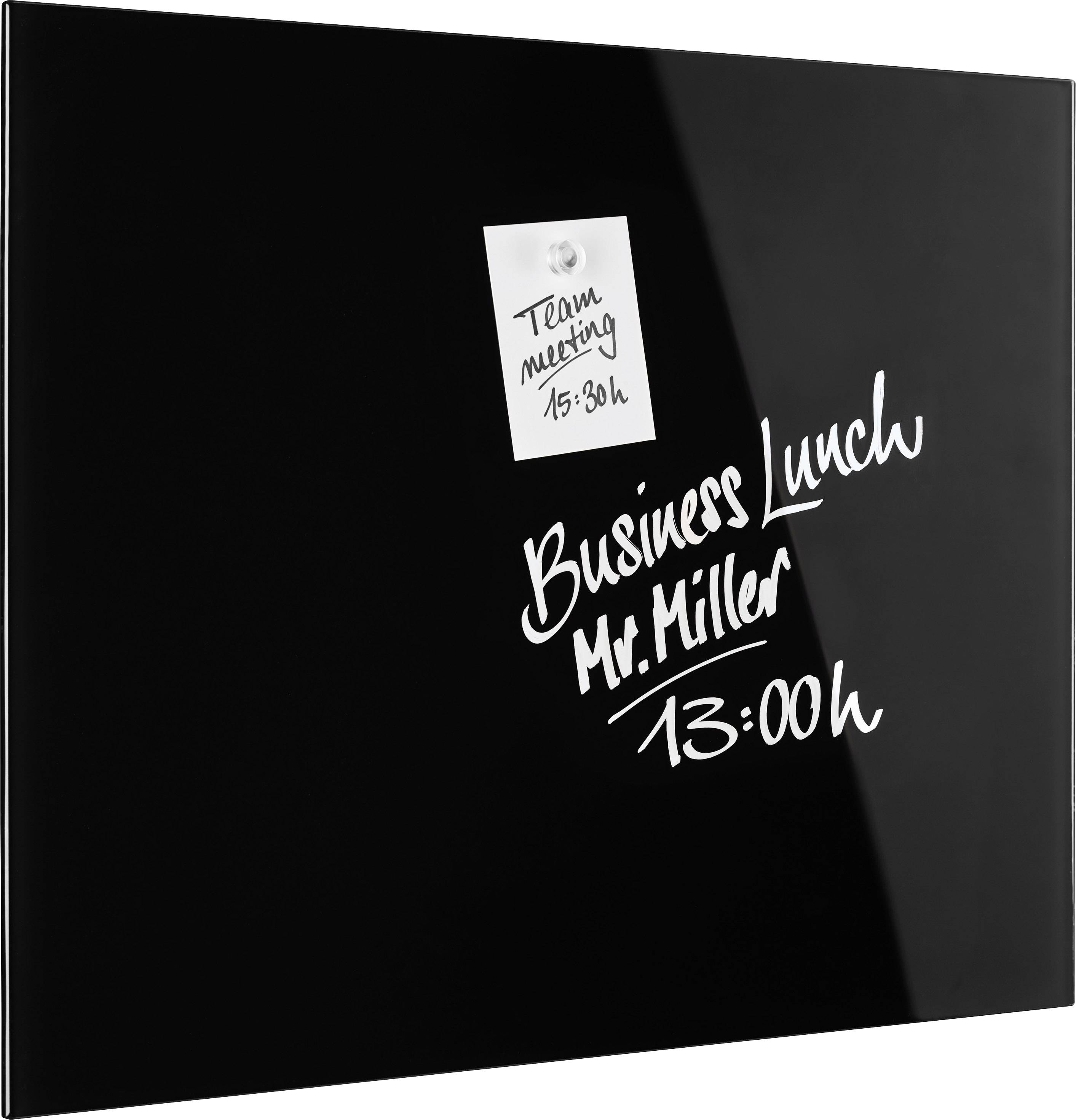 Črna tabla z dvema ročno napisanima beležkama: 'Sestanek tima ob 15:30' in 'Poslovno kosilo z g. Millerjem ob 13:00'.