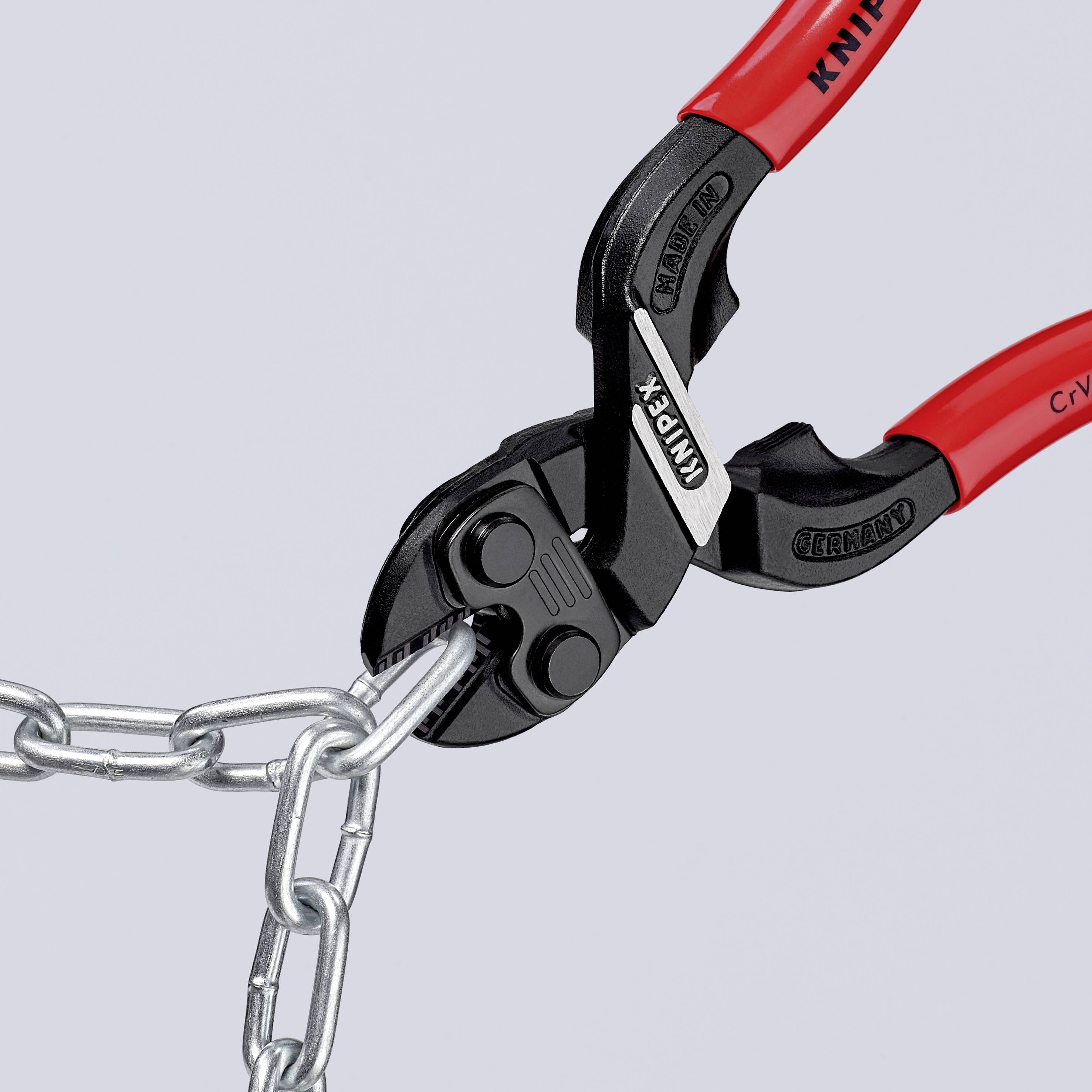 Rdeče ščipalke za žico sekajo srebrno verižno ognjišče.