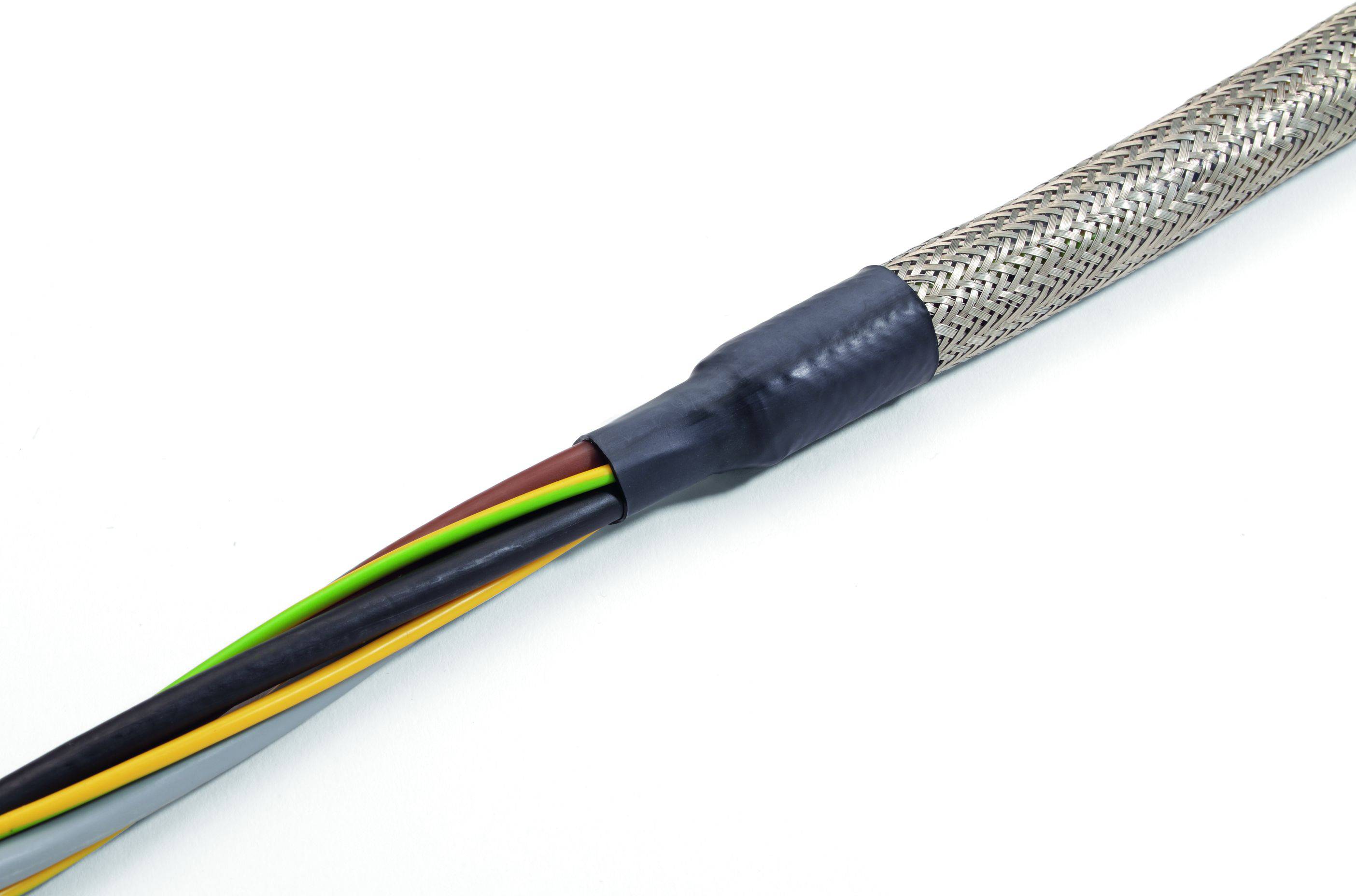 Bližnji posnetek električnega kabla z barvnimi žicami in zaščitno pleteno cevno izolacijo.