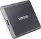 Zunanja Samsung SSD-enota v antracitno sivi ohišju z USB-C priključkom.