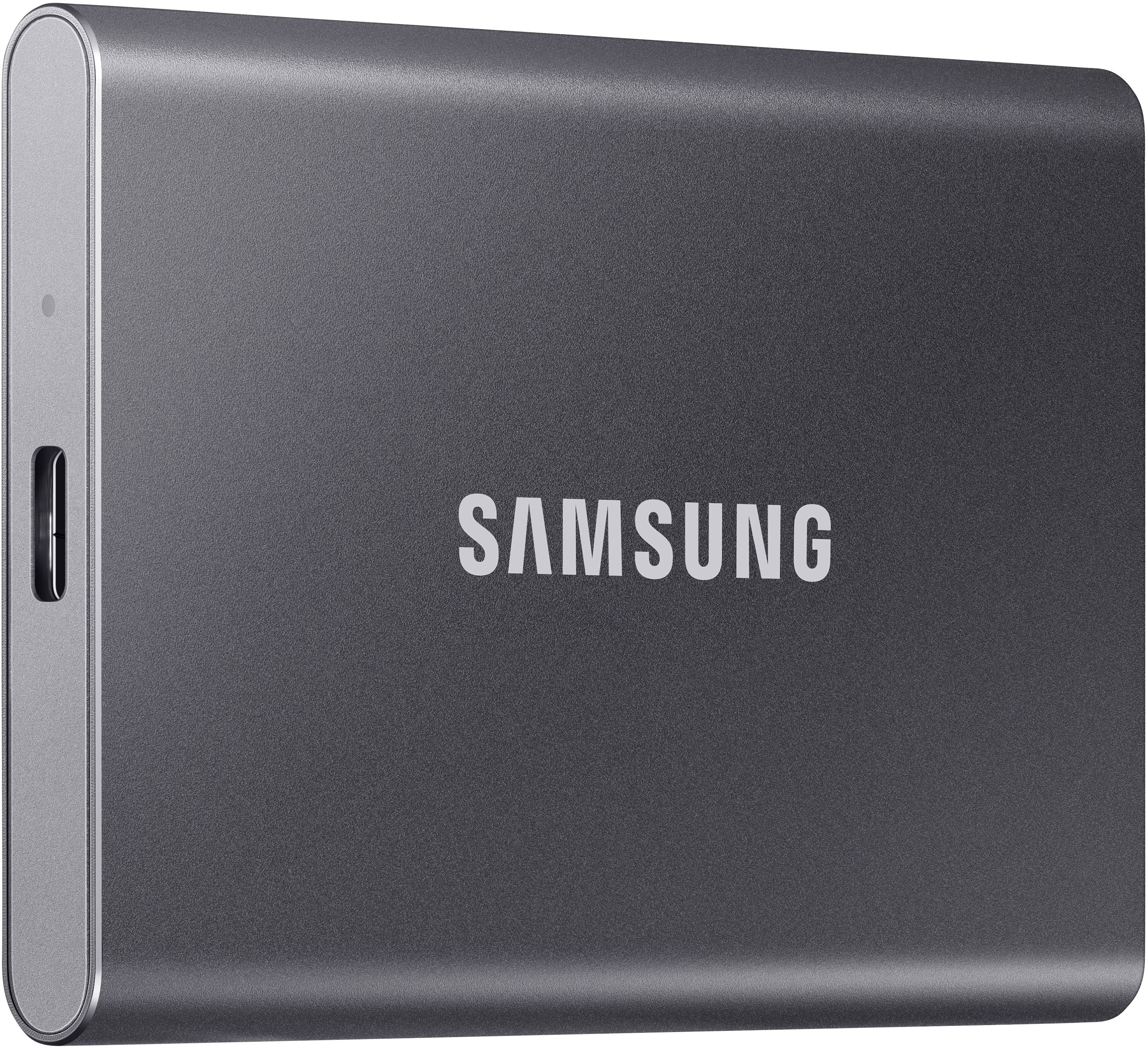 Zunanjost SSD-disk Samsung, sive barve, z USB-C priključkom na strani. Blagovna znamka 'SAMSUNG' na sprednji strani.
