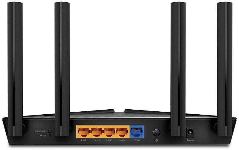 Črn usmerjevalnik WLAN s štirimi antenami, zadnja stran prikazuje štiri oranžne LAN-priključke in en moder WAN-priključek, tipki za napajanje in ponastavitev.