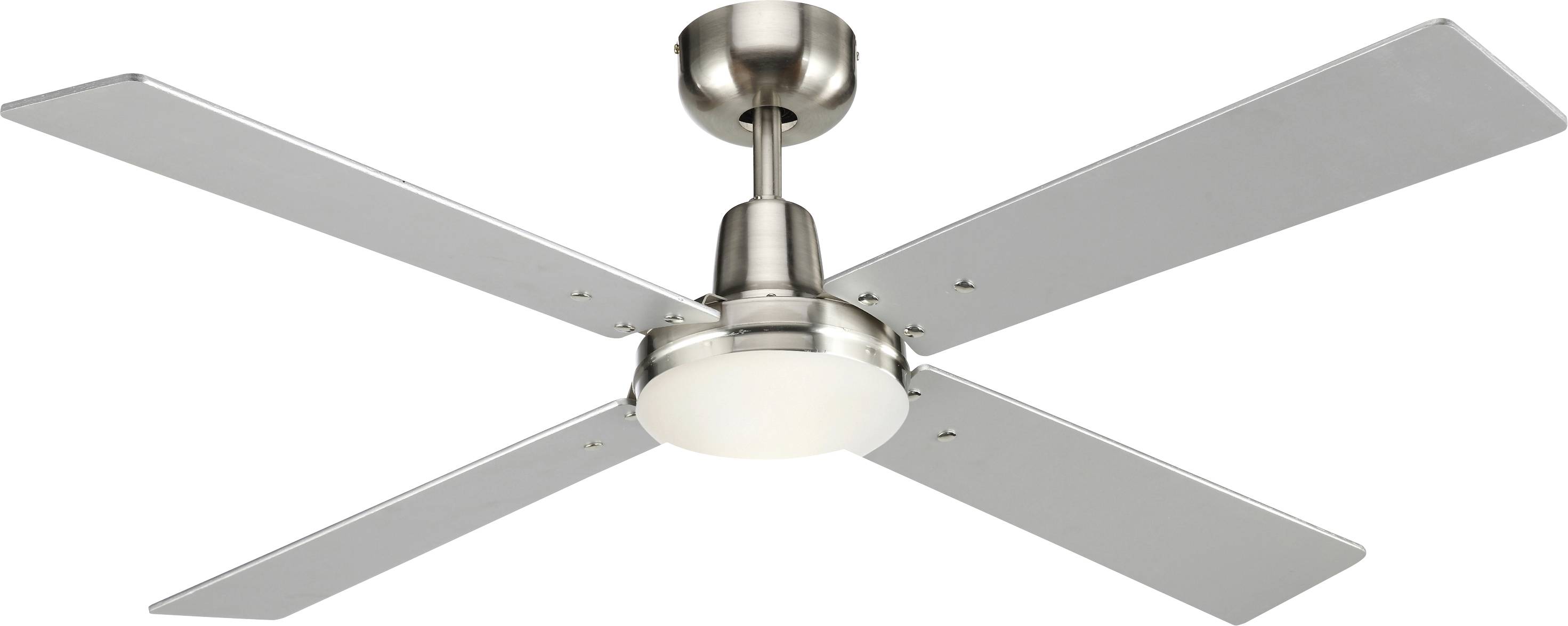 Srebrni stropni ventilator s štirimi ploščatimi kovinskimi krili in svetlo osvetljenim ohišjem, nameščen na stropu.