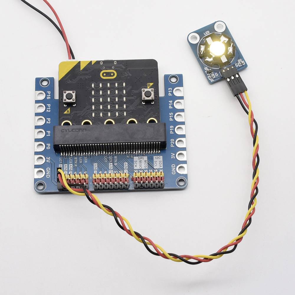 'Mikrokrmilniška plošča s kabelskimi povezavami in priključenim LED-svetlobnim modulom, ki se uporablja v električni vezju.'