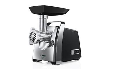 Električni mesar s srebrno in črno ohišjem. Primeren za rezanje in mletje mesa v kuhinji.