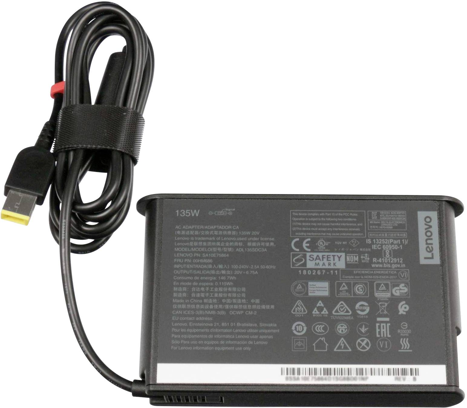 '135W Lenovo napajalnik z pravokotnim priključkom in varnostnimi ter produktnimi informacijami na ohišju.'