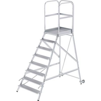 Kovinska lestev s platformo, ograjo na obeh straneh in kolesi spodaj za mobilno uporabo.