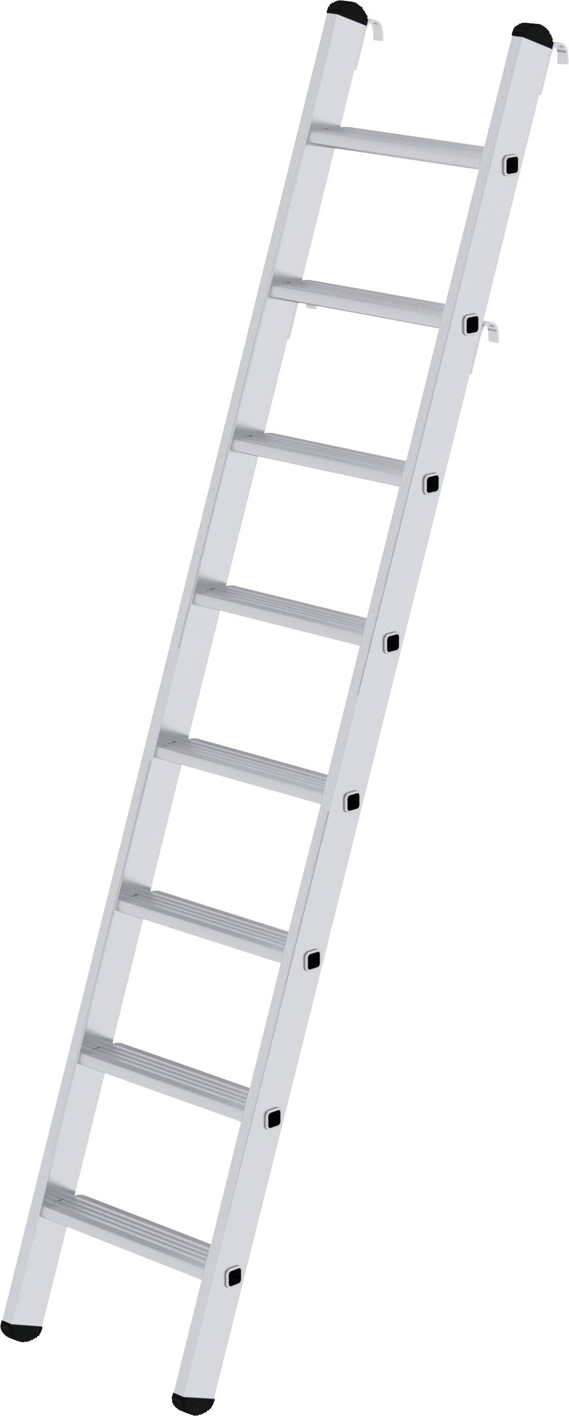 Aluminijasta lestev s sedmimi prečkami postavljena pod kotom ob belem ozadju. Lestev ima črne konce na straneh.