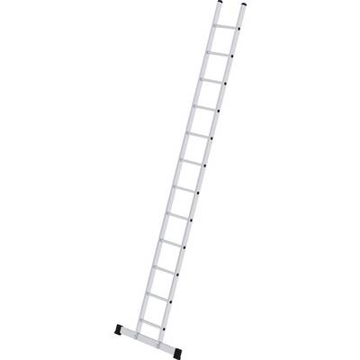 Aluminijasta naslonjena lestev z dvanajstimi prečkami, postavljena pod blagim naklonom, primerna za dela na višini.