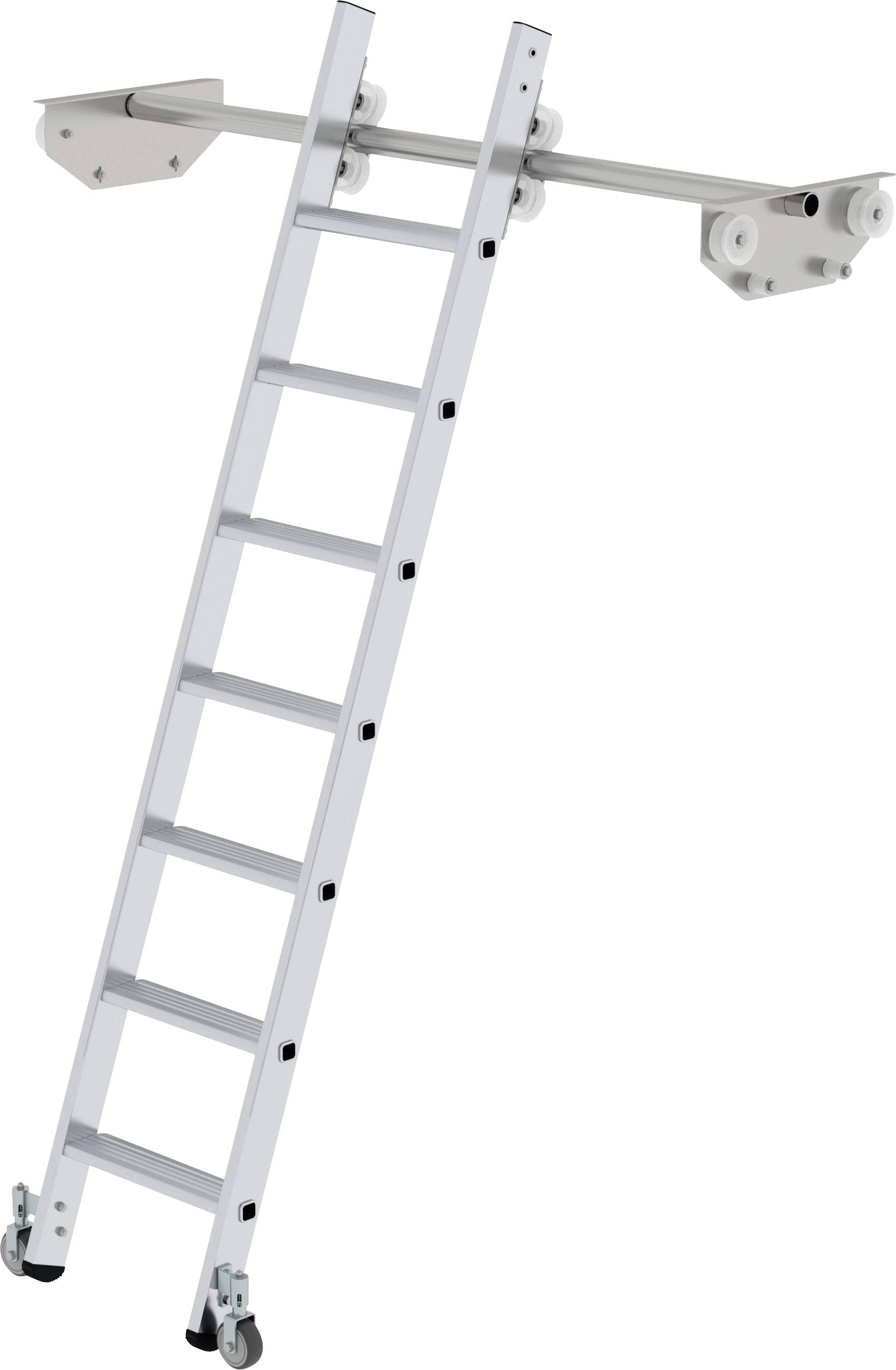 Lestev s kolesi, nagnjena ob vodilu. Ima sedem prečk in kovinske oporne elemente zgoraj in spodaj.