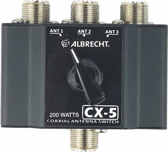 Črni koaksialni antenski preklopnik s tremi antenskami priključki, logotip blagovne znamke zgoraj. Besedilo: 'ALBRECHT CX-5', '200 vatov koaksialni antenski preklopnik'.