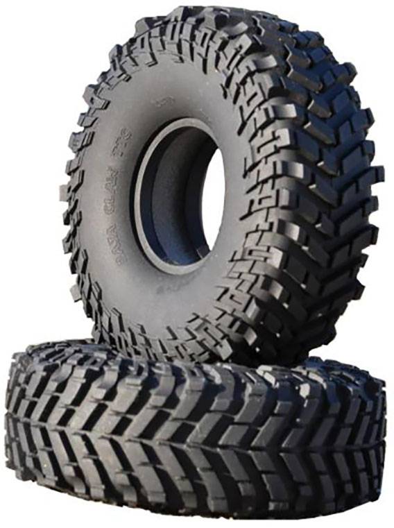 Dva velika, robustna terenska pnevmatika z globokim profilom; primerna za zahteven teren. Sprednja pnevmatika leži horizontalno, zadnja pa stoji pokončno.
