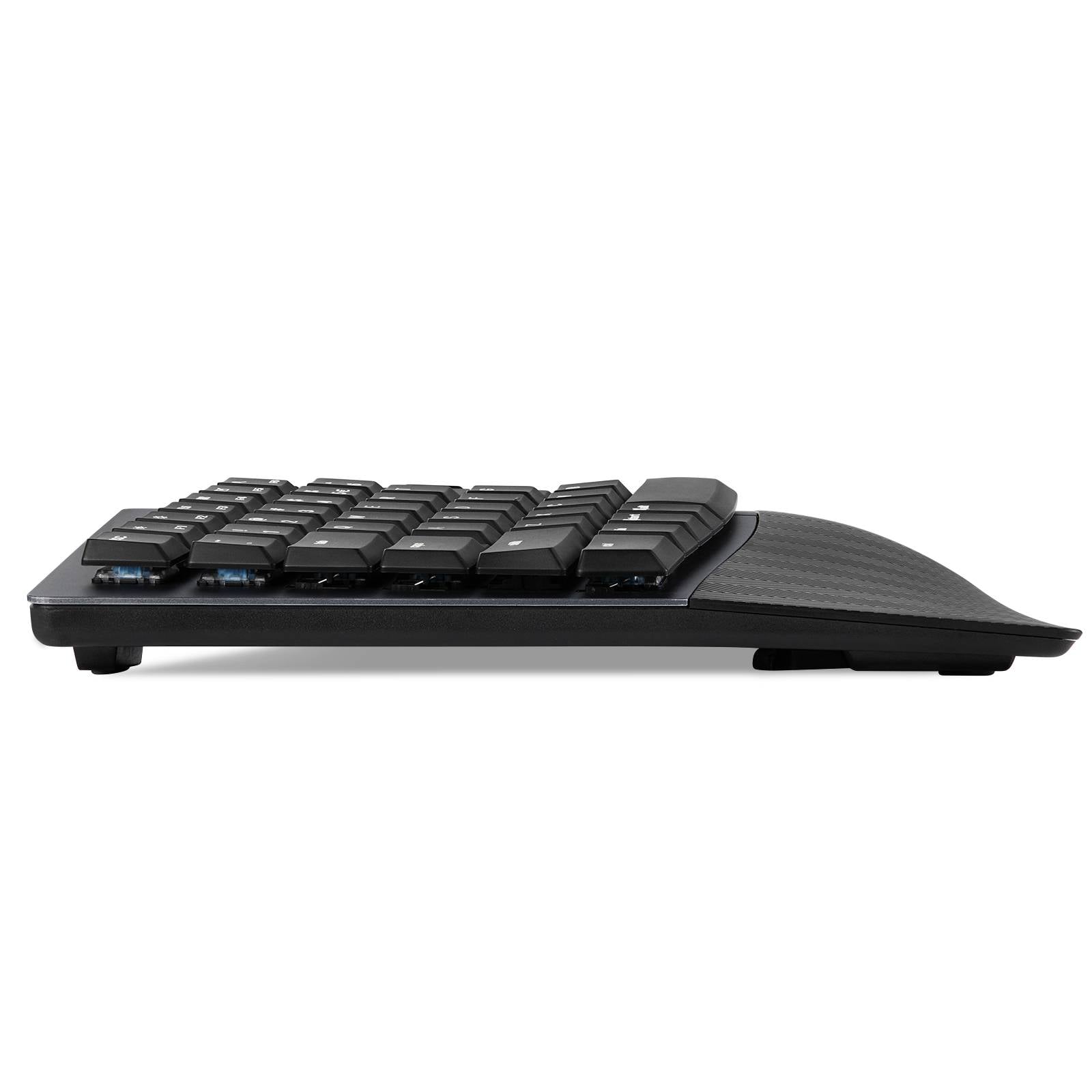 Stranski pogled od blizu na ergonomsko oblikovano tipkovnico, položeno na ravno površino z rahlo dvignjenimi tipkami, na beli podlagi.