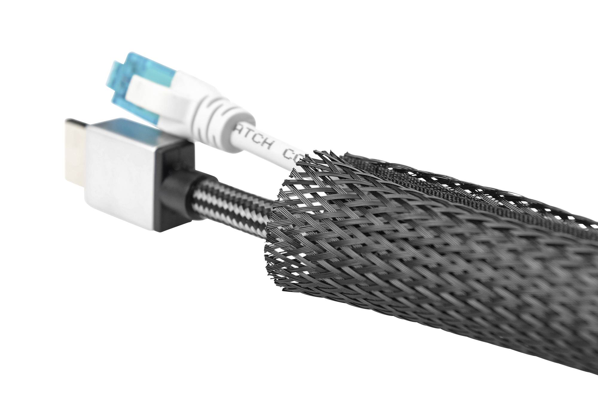 HDMI kabel z omrežno oblogo je delno odprt, da prikazuje ethernet kabel z modrim vtičem.