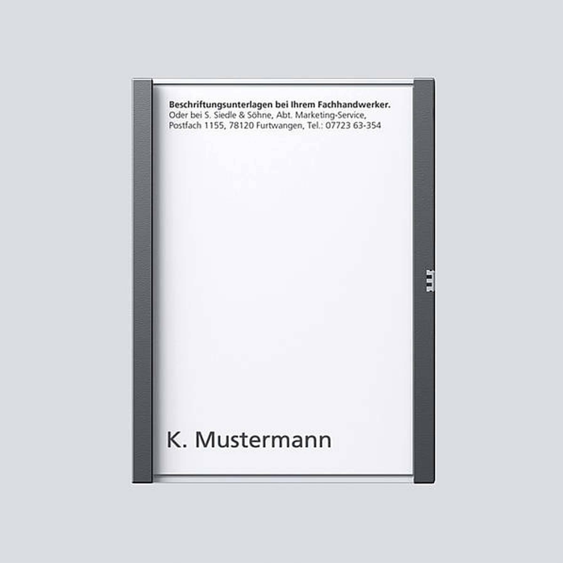 Poštni nabiralnik z napisom 'K. Mustermann' in navodili za označevanje zgoraj. Vsebuje kontaktne podatke tržnih storitev.