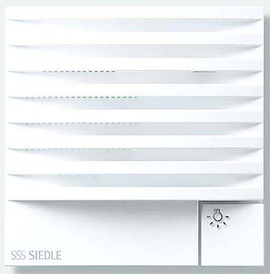 Bel Siedle zvočnik z reliefnimi horizontalnimi črtami in gumbnim simbolom spodaj desno. Besedilo: 'SSS SIEDLE'.