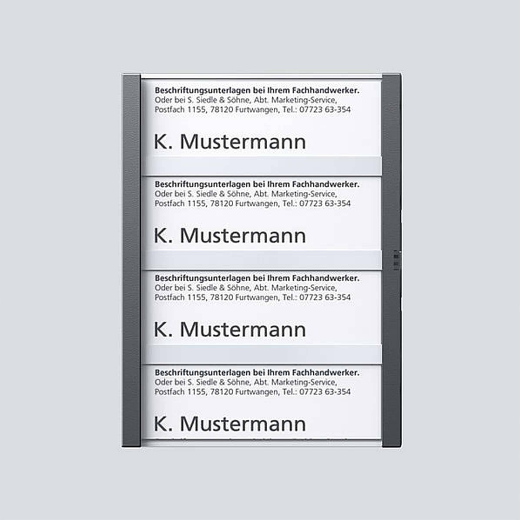 Tablice z imenom 'K. Mustermann' in kontaktnimi podatki za oznake dokumentov v podjetju v Furtwangnu.