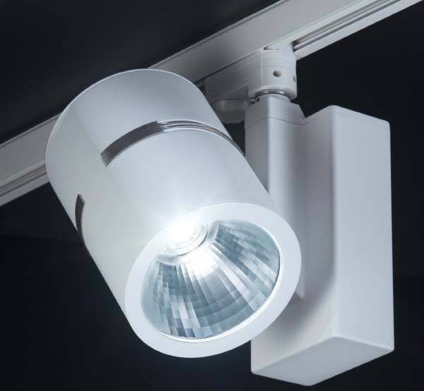 Bel LED-reflektor na tirnici, usmerjen navzdol, primeren za moderno notranjo razsvetljavo.