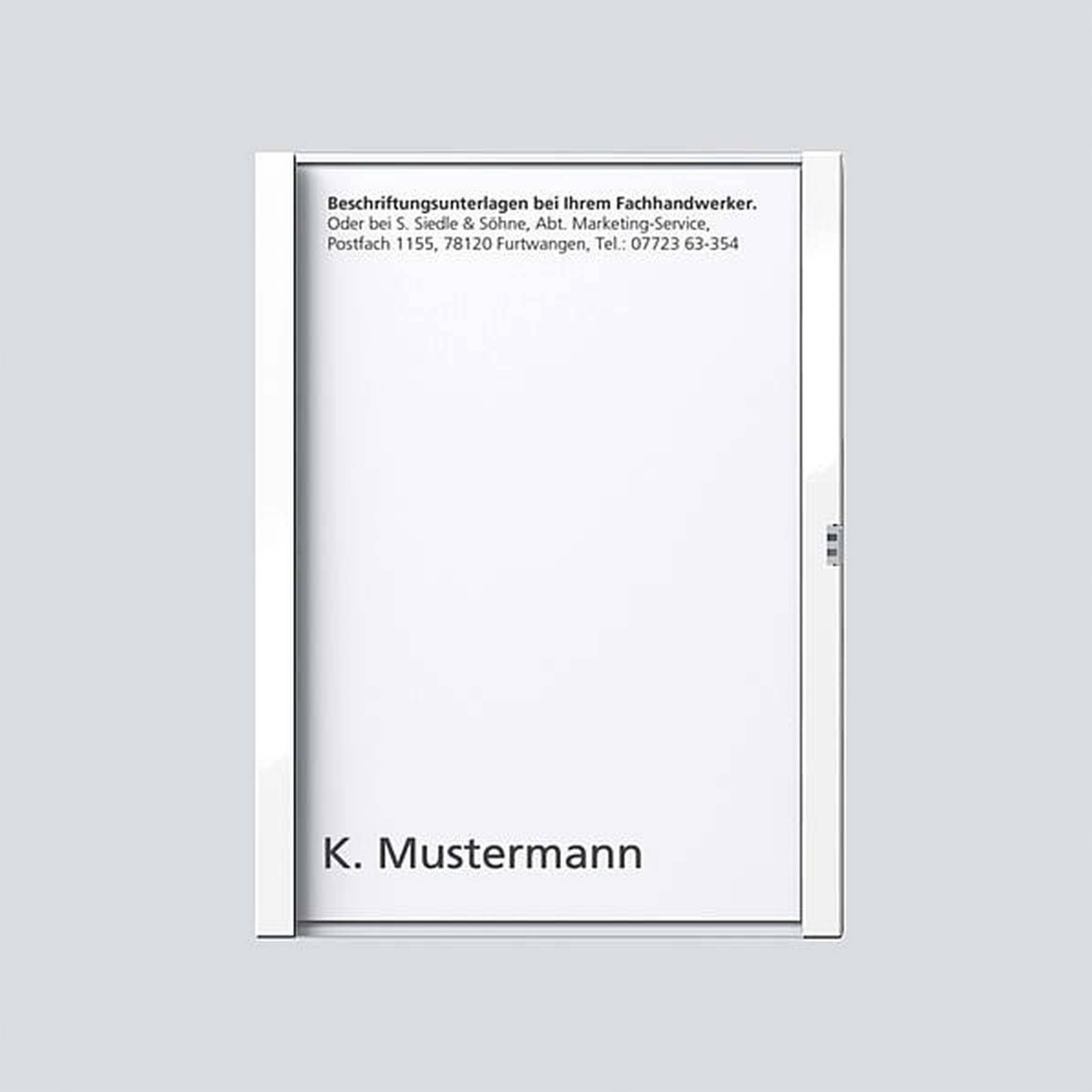 Bela vrata v pokončnem formatu z napisom 'K. Mustermann'. Zgoraj so navedeni podatki o strokovnem obrtniku in kontaktni podatki.