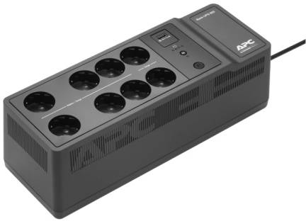 Črna razdelilna letev z osmimi vtičnicami in USB priključkom znamke 'APC', ki ima vgrajen prenapetostni zaščitni mehanizem.