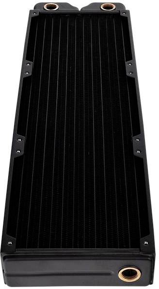 Pravokoten radiator iz kovine s črno površino in več bakrenimi priključki, značilen za hlajenje vode v računalnikih.