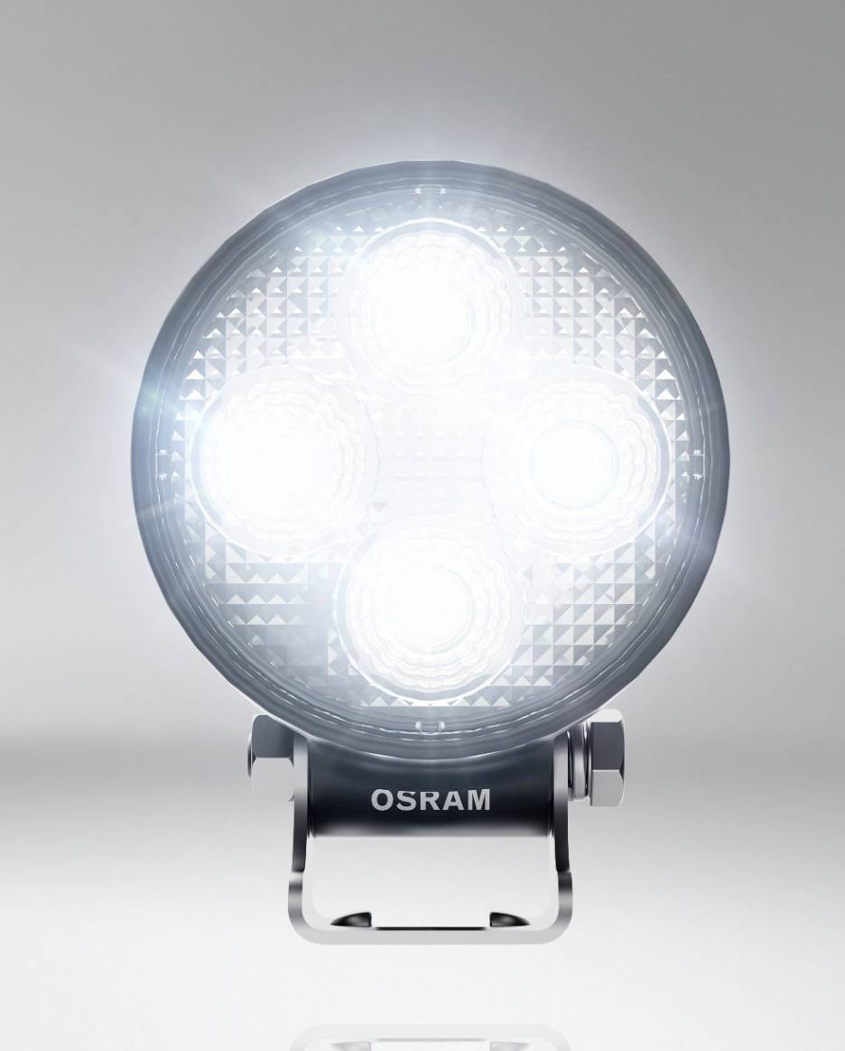 Okrogla LED-svetilka znamke OSRAM svetlo sveti. Prikazuje pet svetlečih LED-diod v simetričnem vzorcu na stabilnem nosilcu.