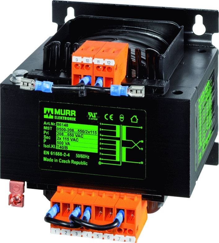 Transformator z več električnimi priključki, oranžnimi sponkami in oznakami, izdelan na Češkem.