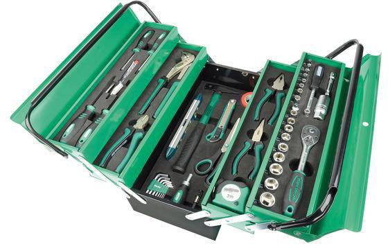 Odprt kovček z orodjem z različnimi orodji, kot so vijačni ključi, klešče in izvijači, vse skrbno razporejeno.