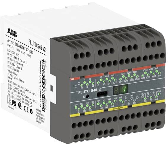 Varnostni krmilnik ABB Pluto S46 v2 z več priključnimi sponkami, LED-indikatorji in tehničnimi specifikacijami na levi strani.