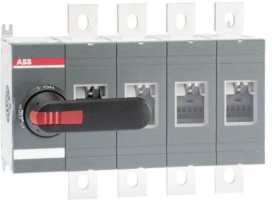Večpolni ločilni stikalni odklopnik z črnim in rdečim ročajem v izklopljenem položaju, nameščen na električnem panelu.