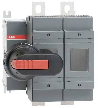 Električni stikalni element z rdečo ročico na sivi krmilni plošči. Levo logotip 'ABB'. Uporaba v industrijskem okolju.