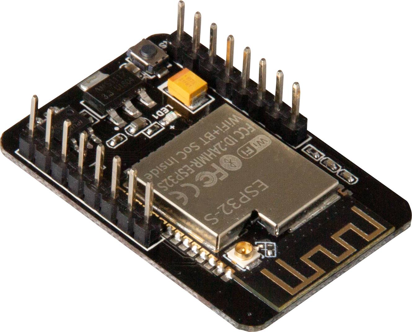 Slika prikazuje ESP32-S mikrokomandni modul z več priključki, rumenim kondenzatorjem in srebrnim WiFi čipom.